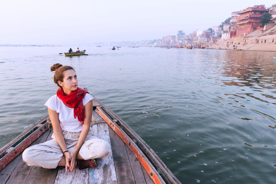 how to stay safe while travelling alone